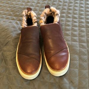 Tom’s ankle shoes.